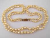 Appraisal: A two row graduated cultured pearl necklace with a yellow