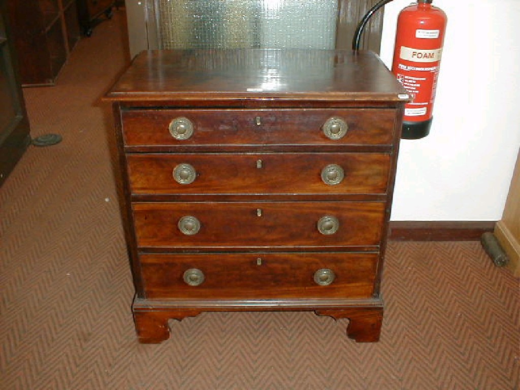 Appraisal: A George III mahogany chest of four graduated drawers with