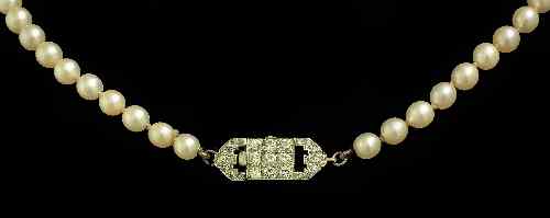 Appraisal: An Edwardian mm single graduated strand cultured pearl necklace with