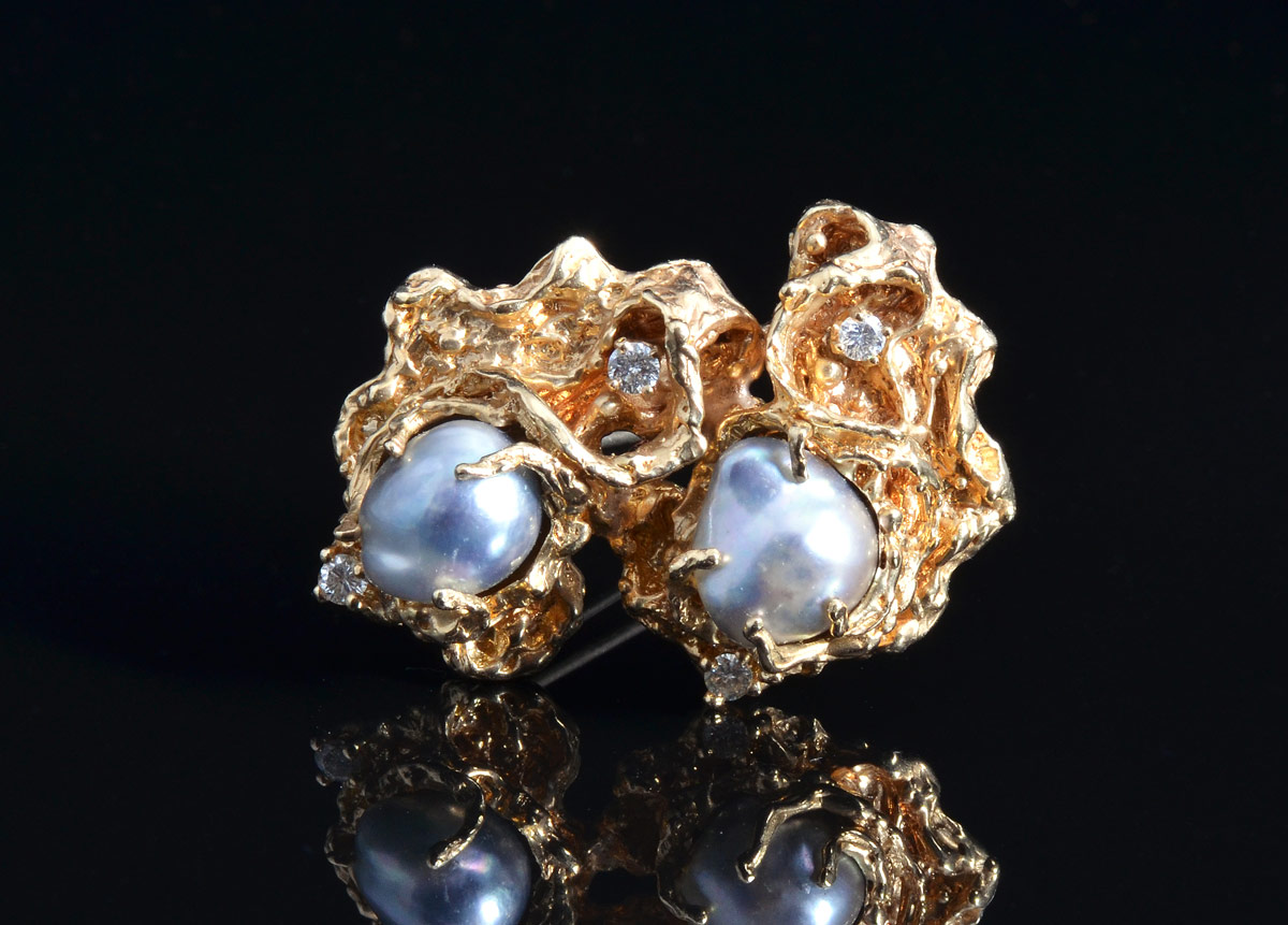 Appraisal: K PEARL DIAMOND BROOCH K yellow gold nugget style brooch