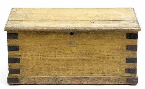 Appraisal: A pine blanket box with hinged cover and iron strutwork