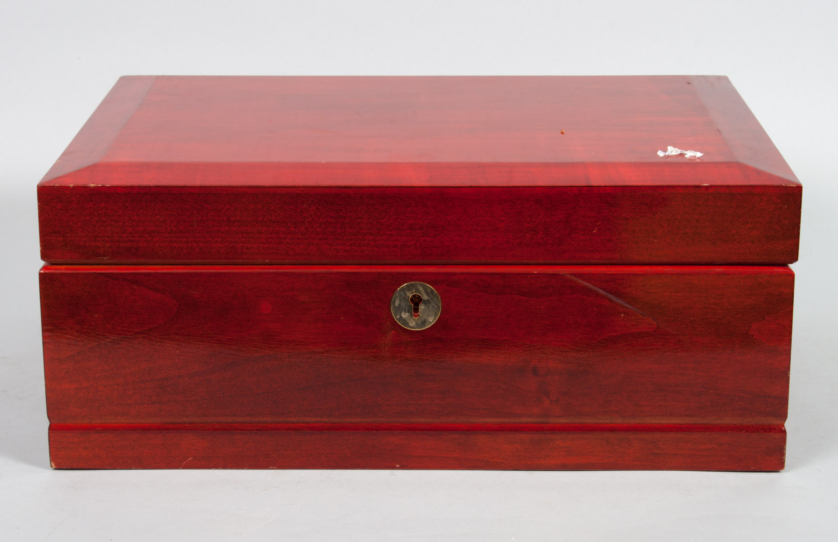 Appraisal: Varnished wood cigar humidor with cedar-lined interior and plastic sponge