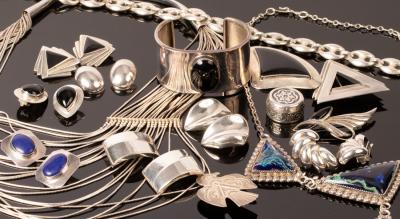 Appraisal: A collection of silver and white metal jewellery some set