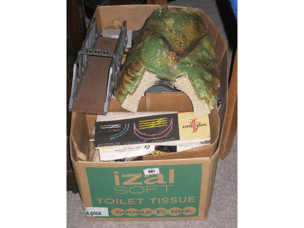 Appraisal: Box of model railway equipment and a hamper of track