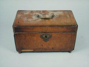 Appraisal: A line inlaid walnut tea caddy with brass furniture width