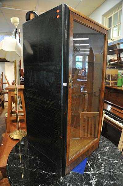 Appraisal: AN ART DECO DISPLAY CABINET WITH FOUR GLASS SHELVES