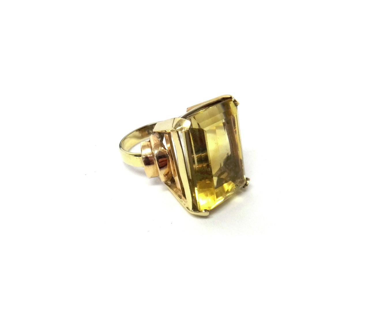 Appraisal: A gold ring claw set with a rectangular cut citrine