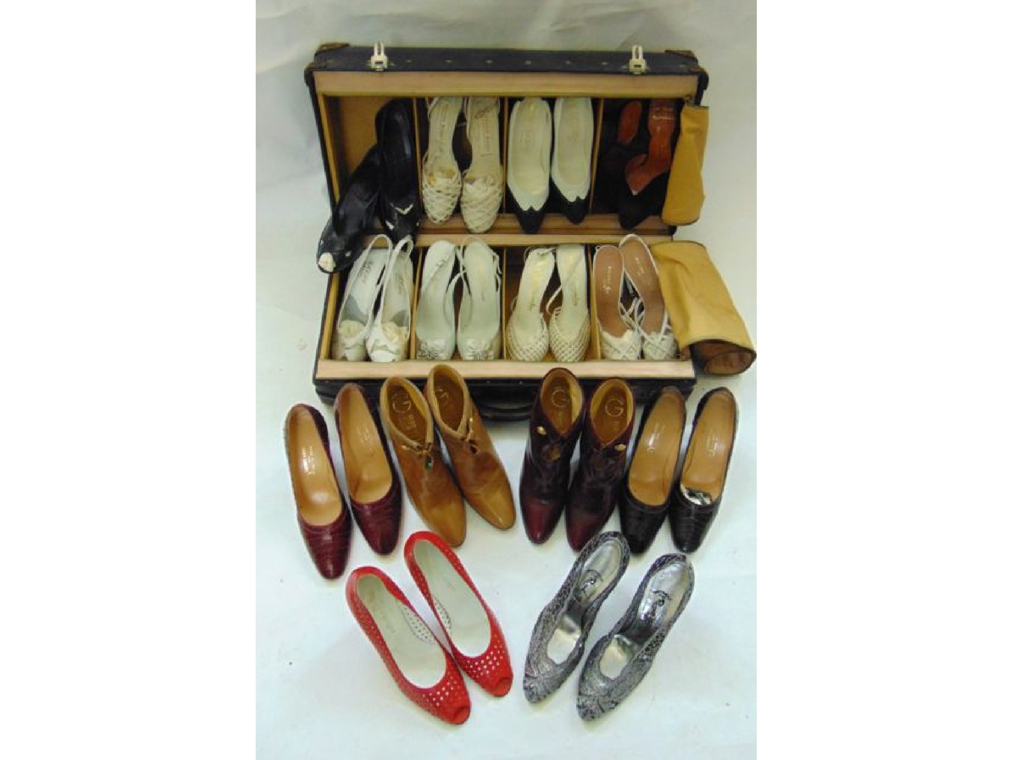 Appraisal: A vintage travelling shoe case with multi-divisional zipped leather lined