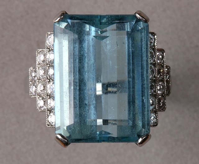 Appraisal: A CONTEMPORARY AQUAMARINE AND DIAMOND SET RING claw set trap