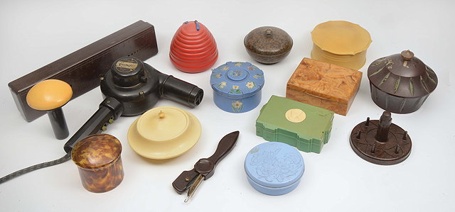 Appraisal: A QUANTITY OF VARIOUS PLASTIC AND BAKELITE WARES to include