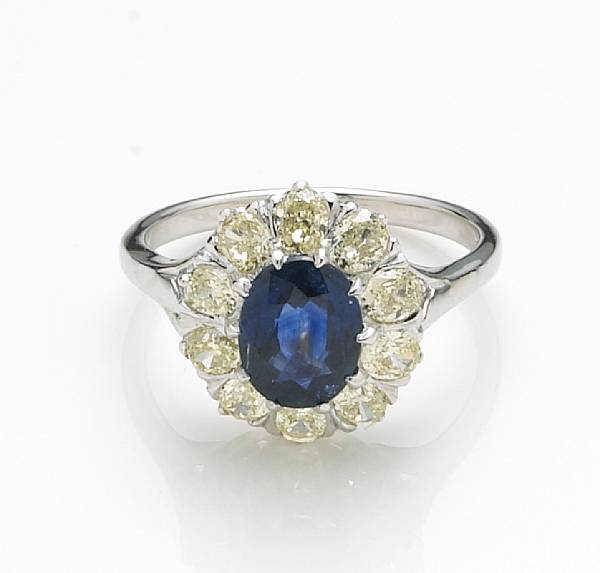 Appraisal: A sapphire diamond and k white gold ring centering an