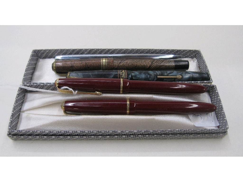 Appraisal: Lot comprising pair of Parker fountain pens two others and