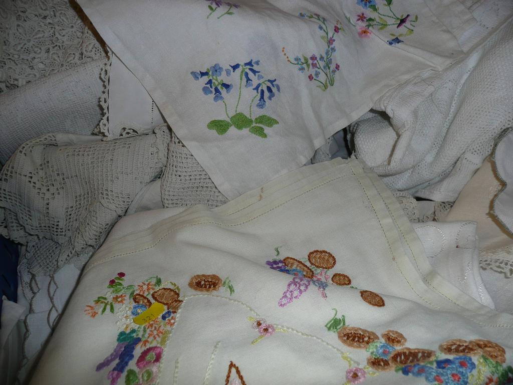 Appraisal: A quantity of linen cloths - some embroidered some lace