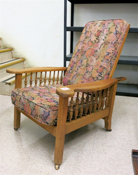 Appraisal: A RECLINING OAK 'MORRIS' ARMCHAIR American c having shaped plank