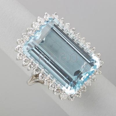 Appraisal: AQUAMARINE AND DIAMOND K WHITE GOLD RING Emerald cut aquamarine