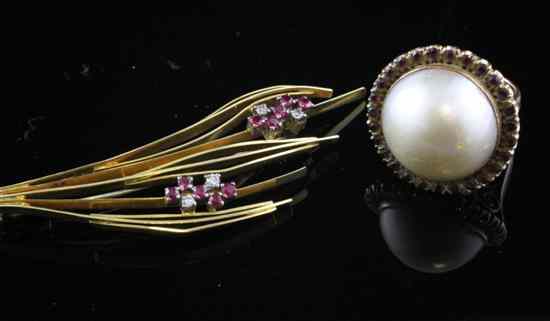 Appraisal: A ct gold mabe pearl and ruby cluster ring size