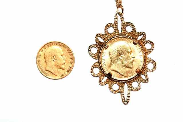 Appraisal: AN EDWARD VII GOLD SOVEREIGN mounted as a pendant with