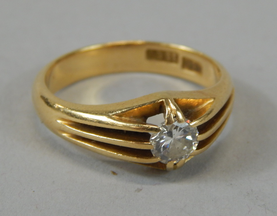 Appraisal: A gent's diamond solitaire ring on a part pierced shank