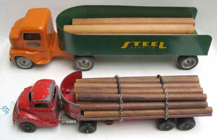 Appraisal: LOT OF TWO VINTAGE TOY TRUCKS Tonka ''steel carrier'' trailer