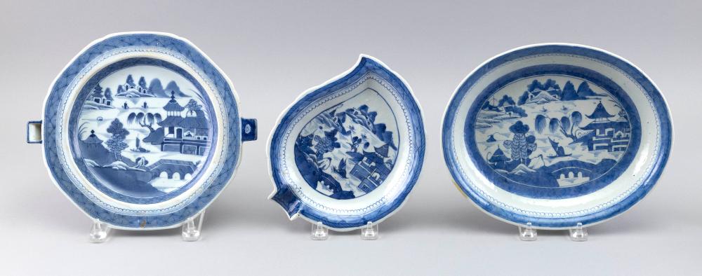 Appraisal: THREE PIECES OF CHINESE EXPORT CANTON PORCELAIN MID- TH CENTURYTHREE