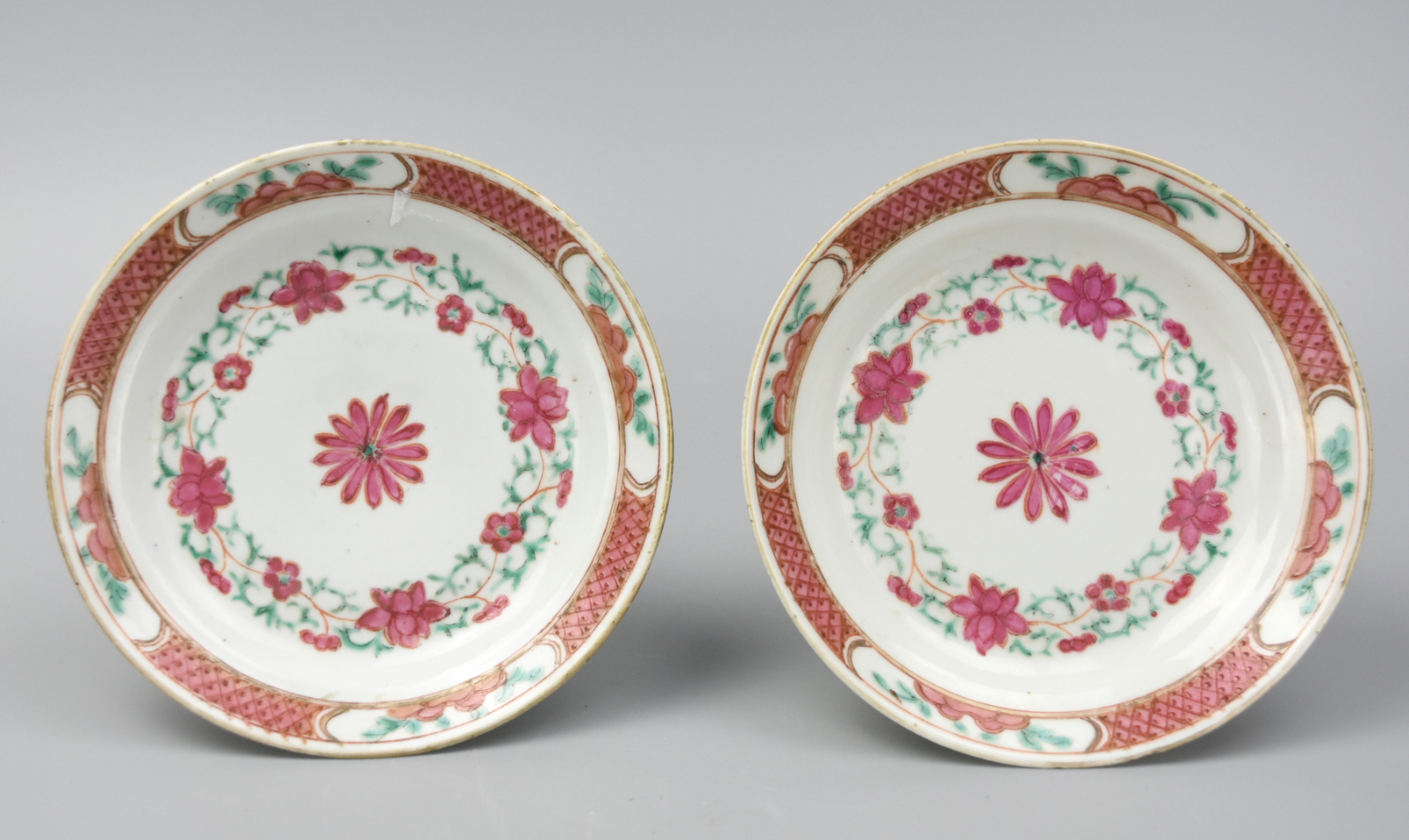 Appraisal: PAIR OF CHINESE FAMILLE ROSE PLATES TH C This pair