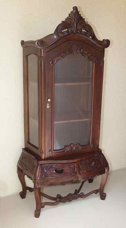 Appraisal: MAHOGANY DISPLAY CABINET WITH SHELVES Carved crest over single door