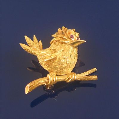 Appraisal: An amusing gold bird brooch realistically formed feathers and ruby