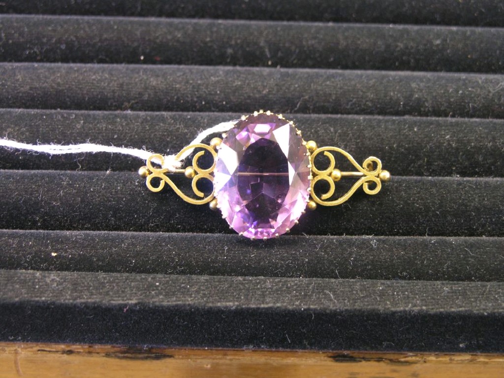 Appraisal: An Edwardian ct gold and amethyst brooch large oval amethyst