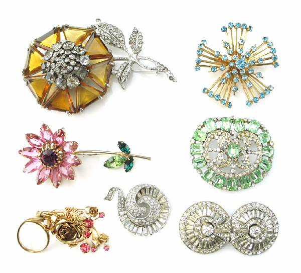 Appraisal: A collection of costume jewelry featuring brooches with pairs of