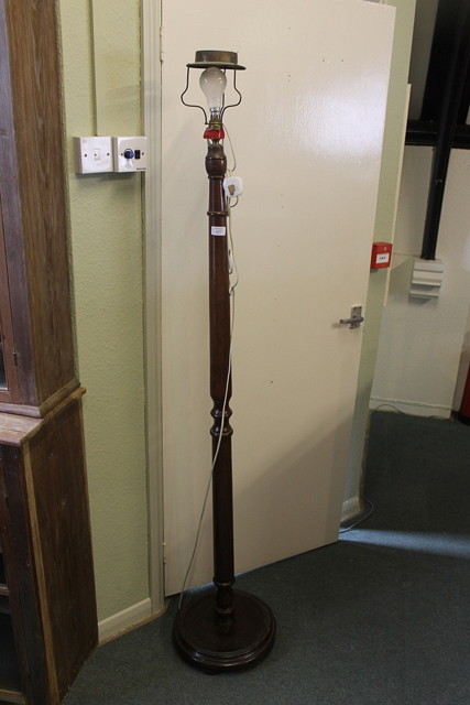 Appraisal: AN EDWARDIAN MAHOGANY STANDARD LAMP with turned column and disc