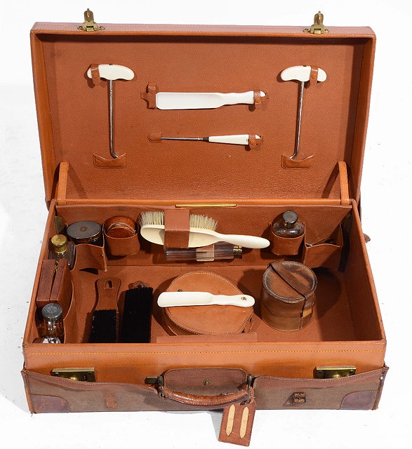 Appraisal: A LEATHER GENTLEMANS DRESSING CASE containing an assortment of fittings