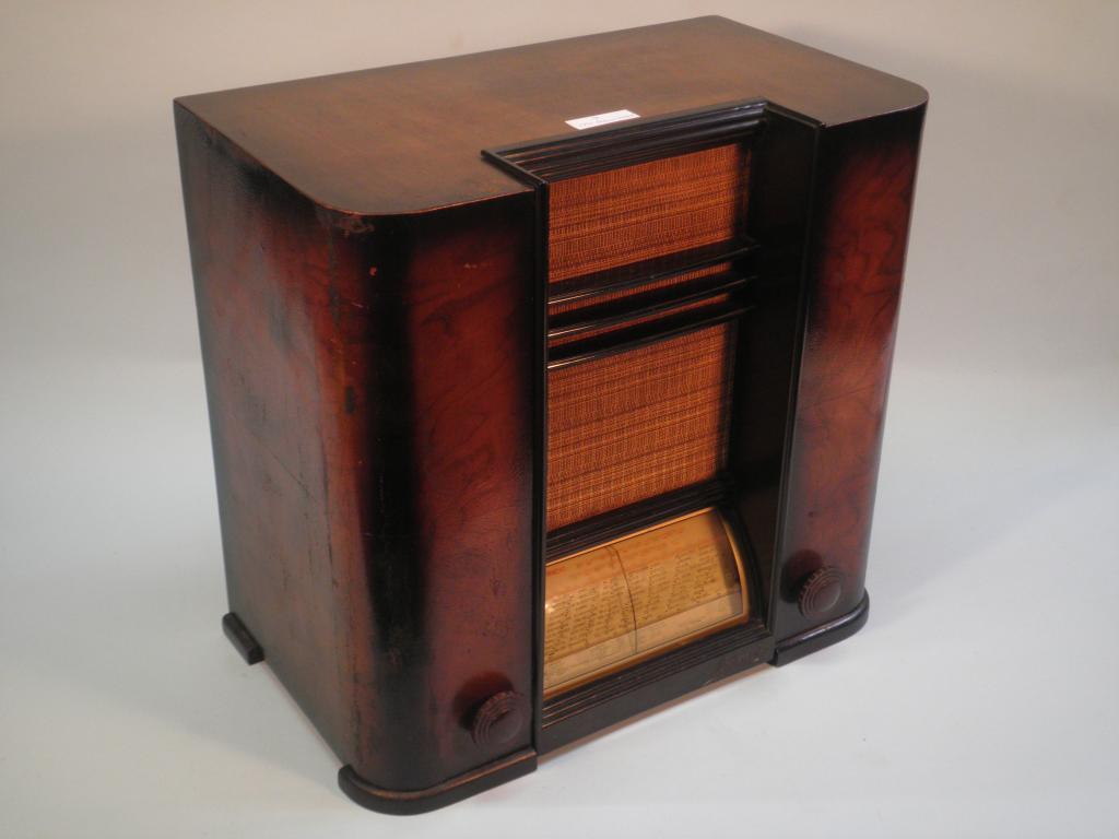 Appraisal: A French Desmet walnut veneered radio