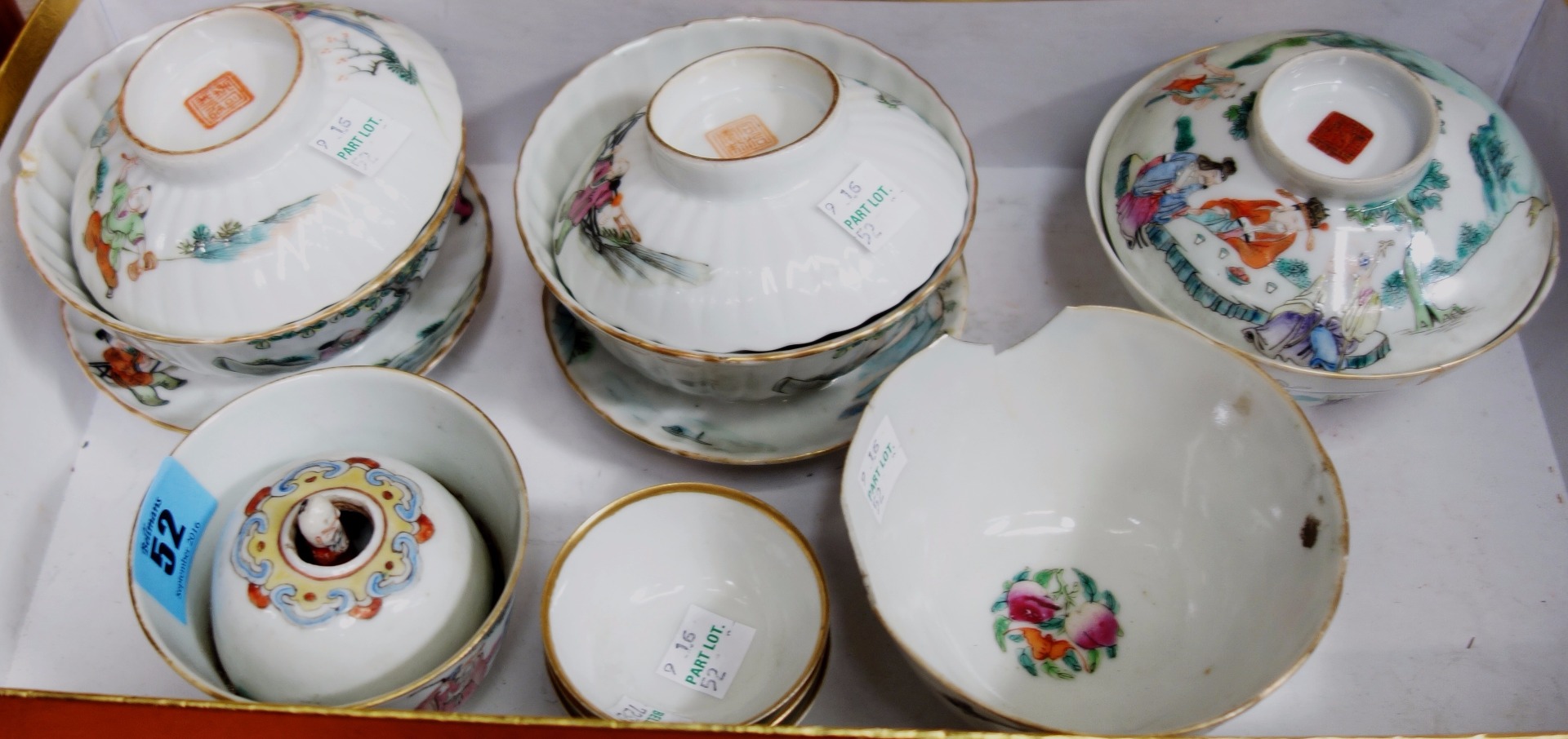 Appraisal: A pair of Chinese famille rose rice bowls with covers