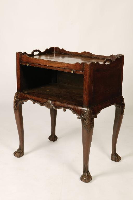 Appraisal: A GEORGE III PADOUK TRAY TOP COMMODE the rectangular top