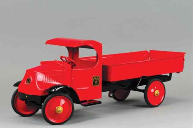 Appraisal: STEELCRAFT MACK DUMP TRUCK Painted in red overall side crank