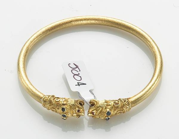 Appraisal: A gem-set and k gold lion's head motif bangle bracelet