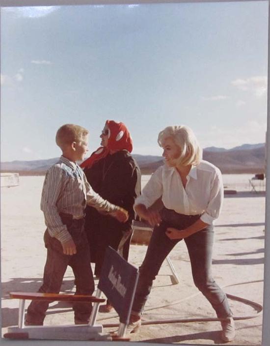 Appraisal: MARILYN MONROE THE MISFITS COLOR PHOTOGRAPH Behind the scenes with