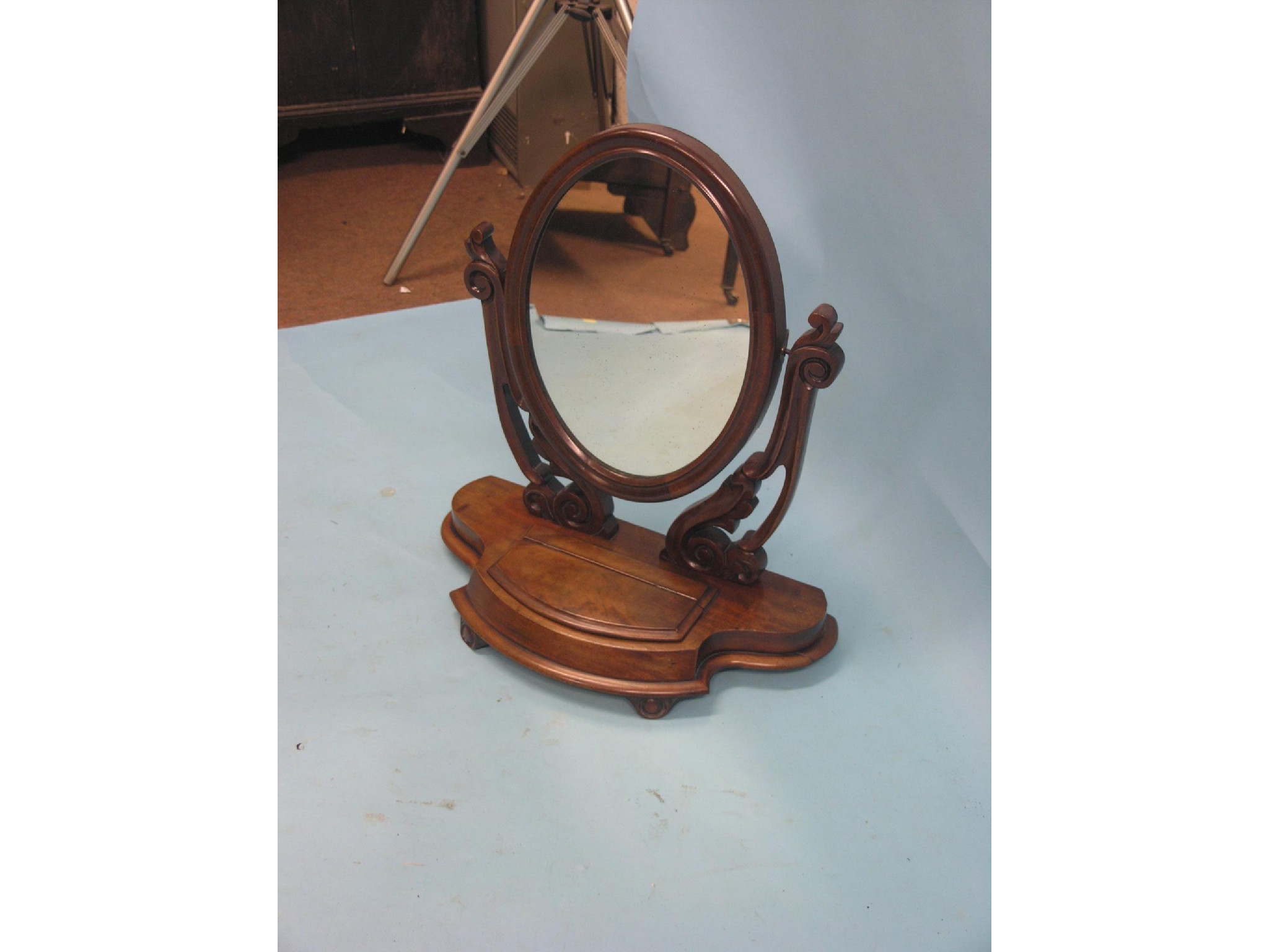 Appraisal: An early Victorian mahogany toilet mirror oval plate adjustable on