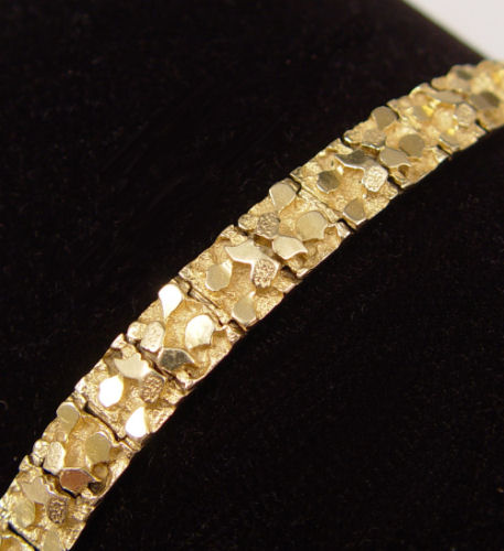 Appraisal: K YELLOW GOLD BRACELET Nugget style ling bracelet Locking closure