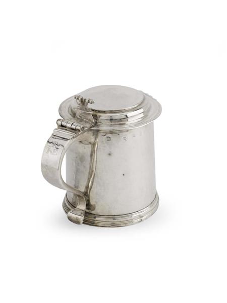 Appraisal: A William and Mary silver lidded tankard EV below a