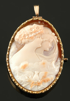 Appraisal: An antique cameo pendant brooch The carved oval helmet shell