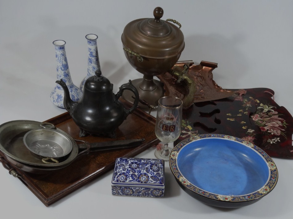 Appraisal: Various pottery bygones collectables etc to include a pair of