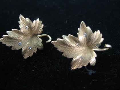 Appraisal: karat yellow gold leaf earrings Yellow gold earrings in leaf