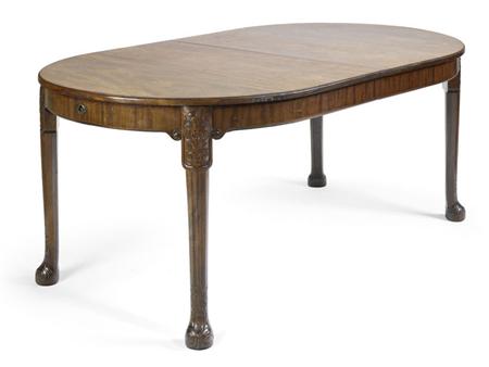 Appraisal: A mahogany extending dining table By Whytock Reid Edinburgh with