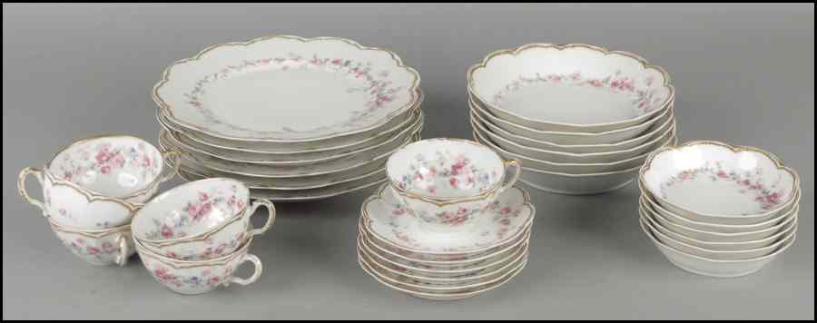 Appraisal: HAVILAND LIMOGES PORCELAIN DINNER SERVICE Comprised of six dinner plates