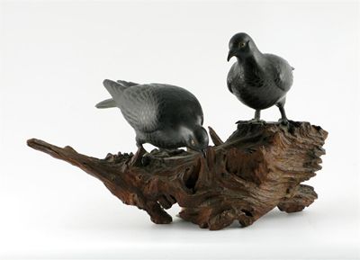 Appraisal: A pair of Japanese bronze models of doves their plumage