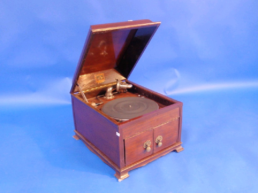 Appraisal: A table top gramophone