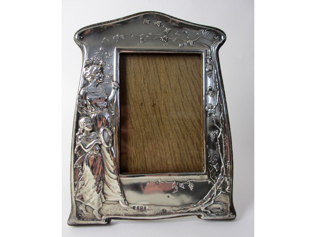 Appraisal: An Art Nouveau silver mounted photograph frame of shaped rectangular