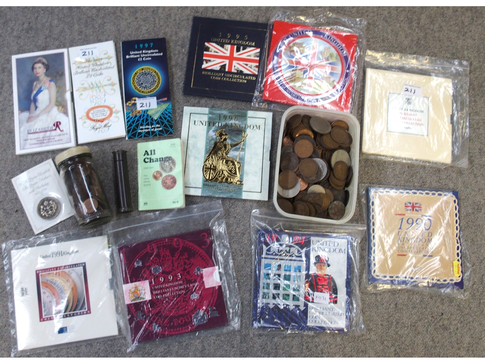 Appraisal: A collection of GB coinage to include GB uncirculated sets