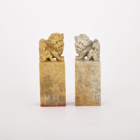 Appraisal: Pair of Hardstone Seals Each surmounted by a carved dragonCondition